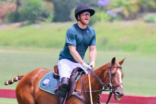 Neudržel se v sedle: Princ Harry spadl z koně při hraní póla
