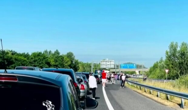 Kilometrové fronty na chorvatských hranicích. Foto: snímek obrazovky YouTube