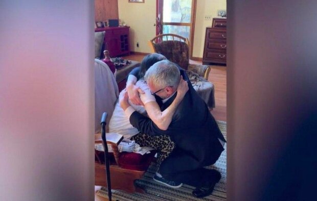 Šedesátiletý muž se rozplakal jako malé dítě, když poprvé uviděl mámu, která ho dala do dětského domova