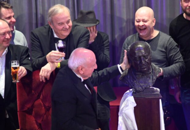 Felix Slováček s přáteli. Foto: Snímek obrazovky extra.cz