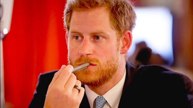 "Každý by se nudil, kdyby byl na jeho místě": princ Harry postrádá britské přátele v Kanadě a posílá jim textové zprávy