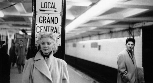 Historické fotografie Marilyn Monroe v roce devatenáct set padesát pět, kdy se rozhodla zásadně změnit svůj život