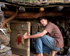 Muž opustil svůj obvyklý způsob života a postavil luxusní sídlo v zemljance