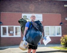 Učitel školy každý den vede po 8 kilometrů, aby nakrmil chudé student