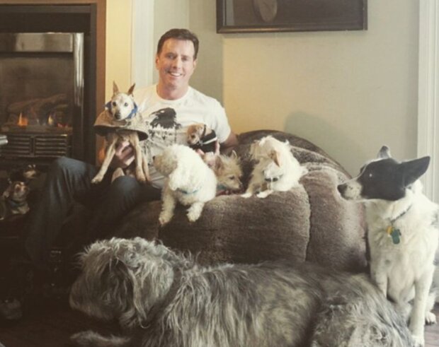 Muž a domácí mazlíčci. Foto: snímek obrazovky story-house.ru