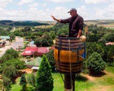 "První týden byl hrozný." Muž sedí v sudu dva měsíce v nadmořské výšce 25 metrů a nechce slézt