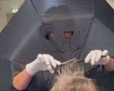 Life hack od kadeřníce z Nizozemska: na co potřebuje deštník, když stříhá klienta