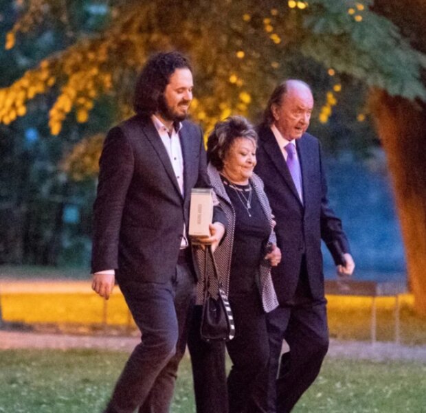 Jiřina Bohdalova a její vnuk. Foto: snímek obrazovky ahaonline.cz