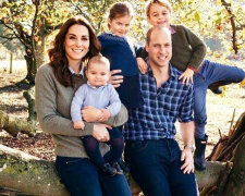 Vzácné foto: Kate Middletonová ve slaměném klobouku s princem Williamem a dětmi odletěla na dovolenou