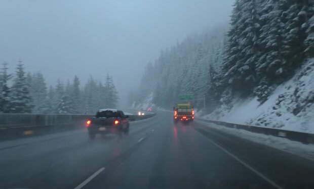 "Při řízení auta je nutná zvýšená opatrnost”: V Česku bude nadále sněžit. Meteorologové vydali výstrahu