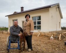 Muž na vozíku proměnil opuštěnou budovu v útulný dům