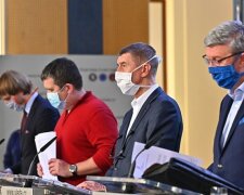 Masky, školy, vysoké školy, akce: česká vláda opatření zmírnila. Podrobnosti