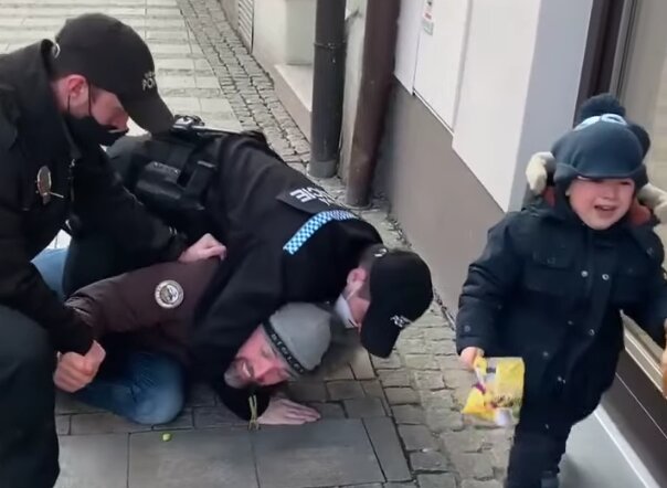 Policie zadržela otce. Foto: snímek obrazovky YouTube