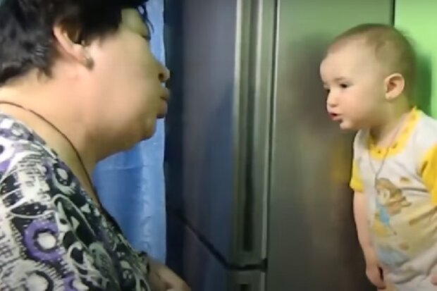Babička a dítě. Foto: snímek obrazovky YouTube