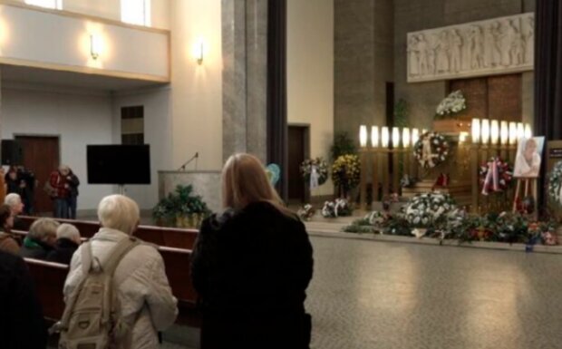 Poslední rozloučení s Marií Poledňákovou. Foto: snímek obrazovky YouTube