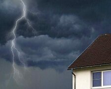 Odborníci řekli, proč byste během bouřky neměli umývat nádobí a sprchovat se