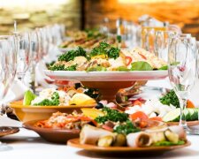 “Všechno, co je potřeba, mám v ledničce.” Recept na novoroční salát ve tvaru čapky ze zápisníku mojí babičky