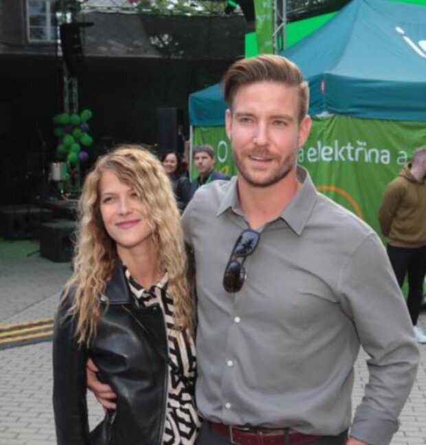 Vladimír Polívka s krásnou přítelkyní. Foto: snímek obrazovky extra.cz