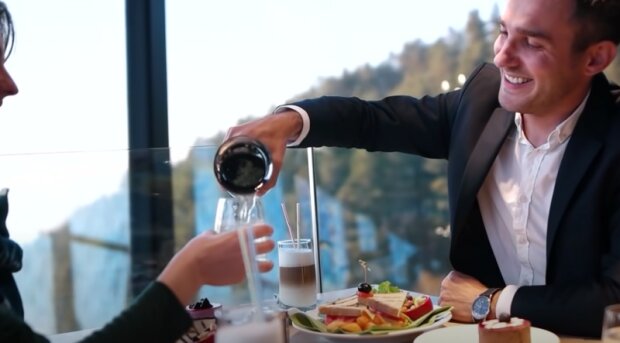 Restaurace. Foto: snímek obrazovky YouTube