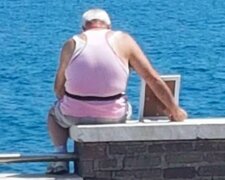 „K slzám“: důchodce denně přinášel portrét své ženy, která ho nechala, na její oblíbený pláž