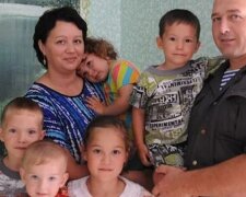 Nejprve zachránil a potom adoptoval malé děti: hrdinský policista nemohl nechat děti napospas osudu