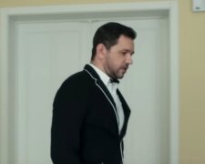 Teprve když přistoupil ke dveřím svého domu, Jan si vzpomněl, že se měl "vrátit" ze služební cesty za týden