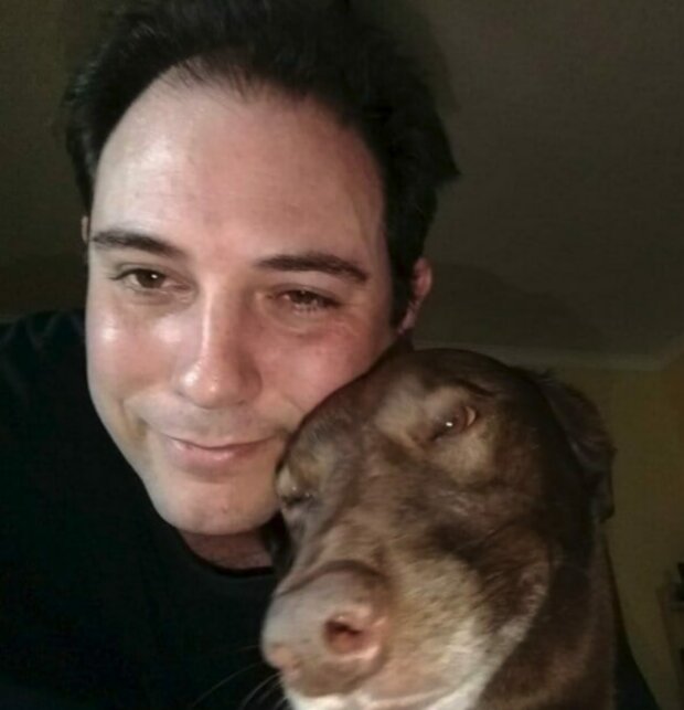 Majitel a pes. Foto: snímek obrazovky YouTube