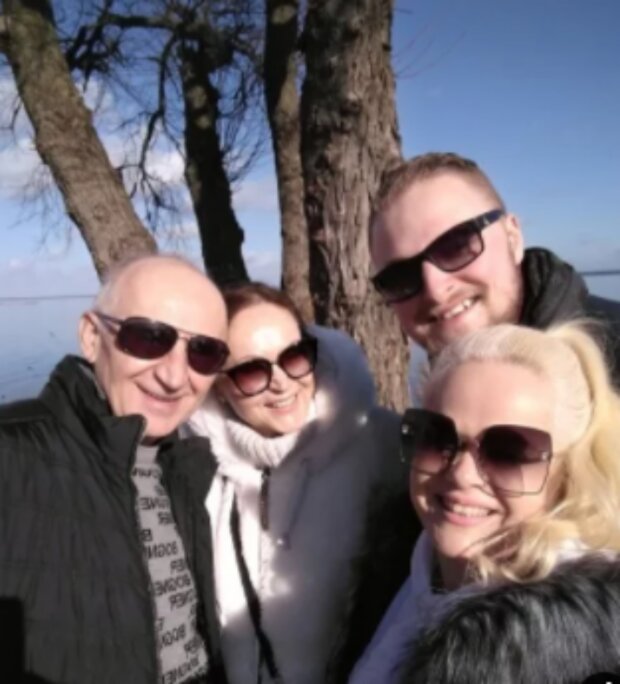 Monika Štibková s rodiči. Foto: snímek obrazovky blesk.cz