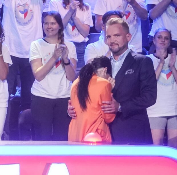 Zpěvačka našla útěchu u Boučka. Foto: snímek obrazovky ahaonline.cz