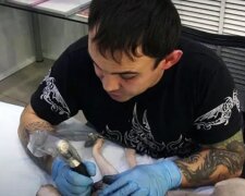 Rus udělal svému kocourovi několik vězeňských tetování: mnozí jsou pobouřeni, ale jsou i fanoušci