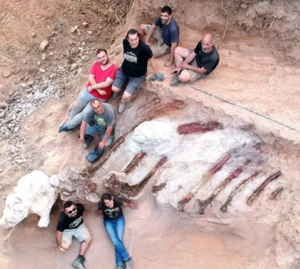 Pozůstatky pravděpodobně největšího evropského dinosaura. Foto: snímek obrazovky bbc