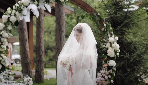 Ten chlap vzal s sebou na svatbu žebřík, aby políbil svou nevěstu: Proč se manželé dostali do Guinnessovy knihy rekordů