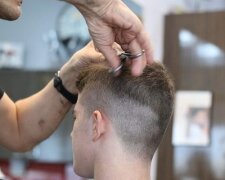 Ne kvůli záznamu: kadeřník 12 hodin po sobě stříhal vlasy dětem z chudých rodin