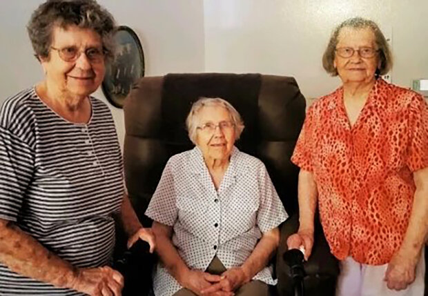 "I když jídlo nebylo moc chutné, stejně jsme ho jedly": Tři sestry, z nichž každá již oslavila 100. výročí, sdílely tajemství dlouhověkosti