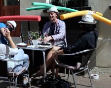 V Německu hoste restaurací nosí speciální klobouky, aby dodržovali rozestupy: jak to bylo