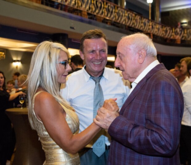 Felix Slováček a blondýnka. Foto: snímek obrazovky extra