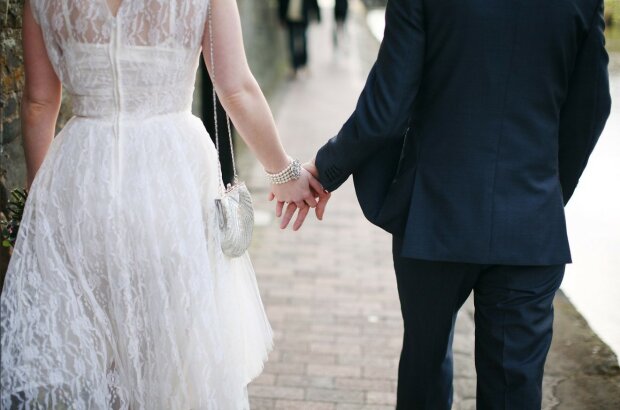 "Prostě ho miluju": 24letá dívka vyprávěla, jak její rodiče přijali její manželství s mužem o 30 let starším