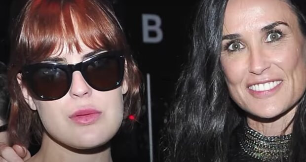 Demo Moore s dcerou. Foto: snímek obrazovky YouTube