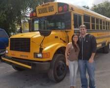 Pár přestavěl školní autobus na obytný vůz: "Nejtěžší bylo vybrat nábytek"