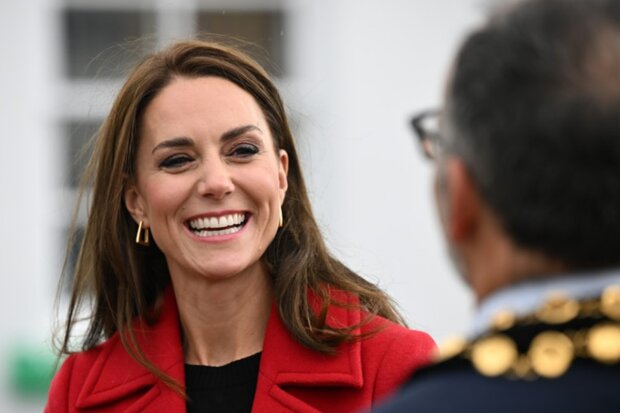 V barvě vůdce: Kate Middletonová v šarlatovém kabátě a kabelce à la Alžběta II. na setkání se svými poddanými ve Walesu