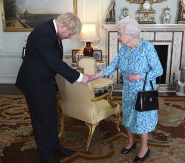Boris Johnson a královna. Foto: snímek obrazovky tsn